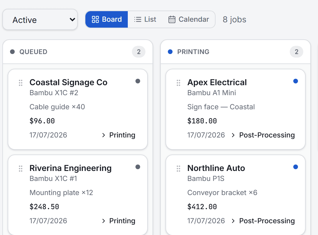 Das Printforge-Auftragsboard — Aufträge in den Spalten „In Warteschlange“ und „Druckt“
